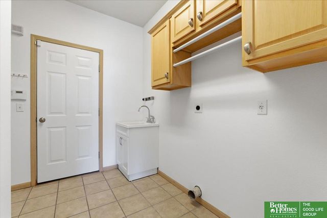 2102 Sunburst Drive, Papillion, NE 68046