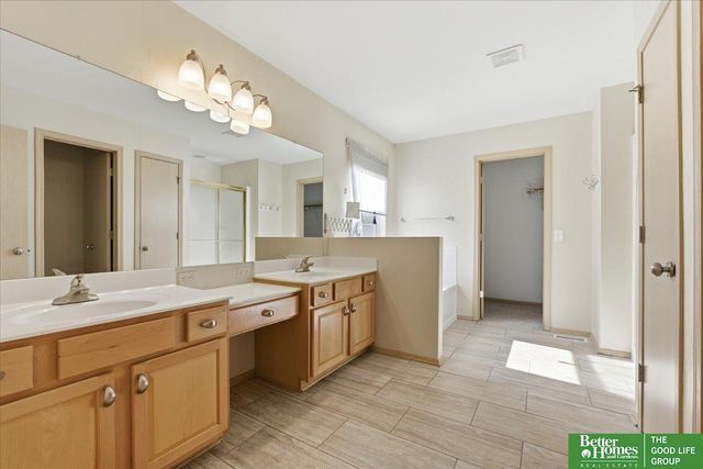 2102 Sunburst Drive, Papillion, NE 68046