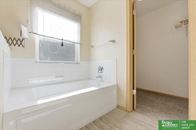 2102 Sunburst Drive, Papillion, NE 68046