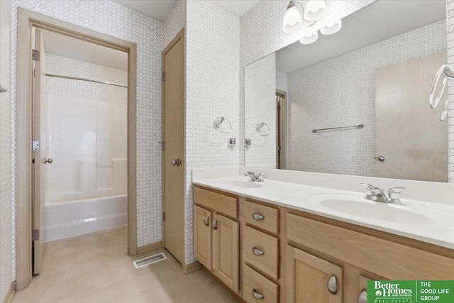 2102 Sunburst Drive, Papillion, NE 68046