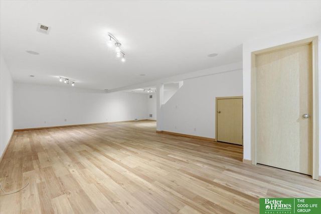 2102 Sunburst Drive, Papillion, NE 68046