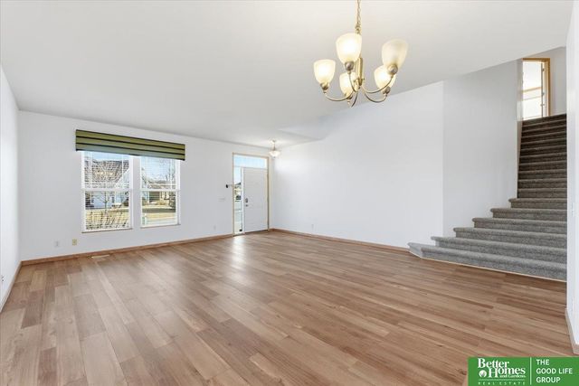 2102 Sunburst Drive, Papillion, NE 68046