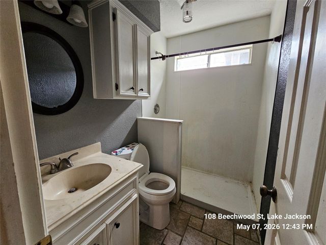 108 Beechwood Street, Lake Jackson, TX 77566