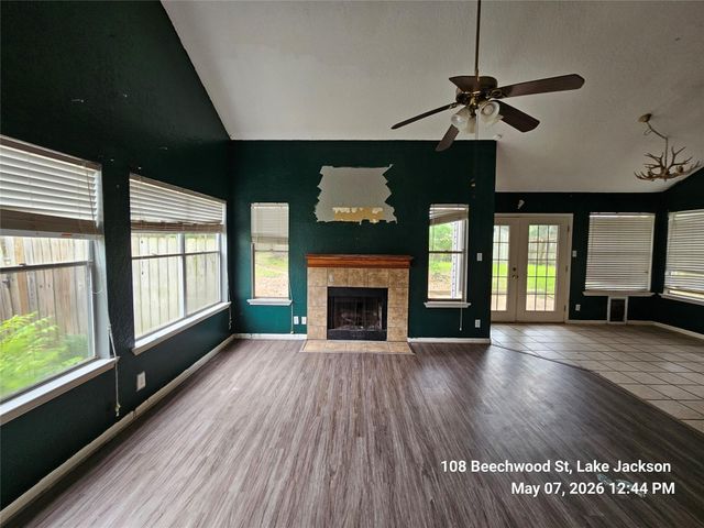 108 Beechwood Street, Lake Jackson, TX 77566
