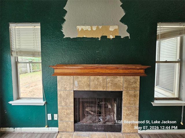 108 Beechwood Street, Lake Jackson, TX 77566
