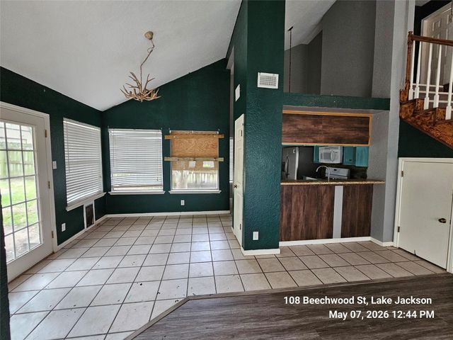 108 Beechwood Street, Lake Jackson, TX 77566