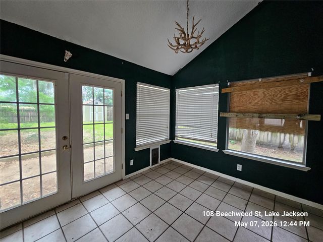 108 Beechwood Street, Lake Jackson, TX 77566