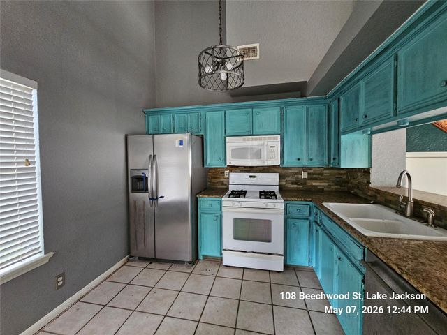 108 Beechwood Street, Lake Jackson, TX 77566
