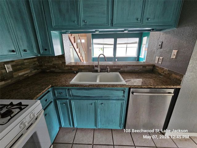 108 Beechwood Street, Lake Jackson, TX 77566