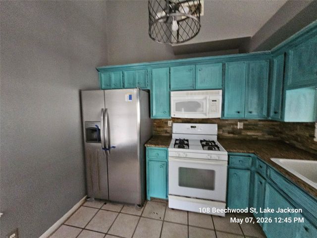 108 Beechwood Street, Lake Jackson, TX 77566