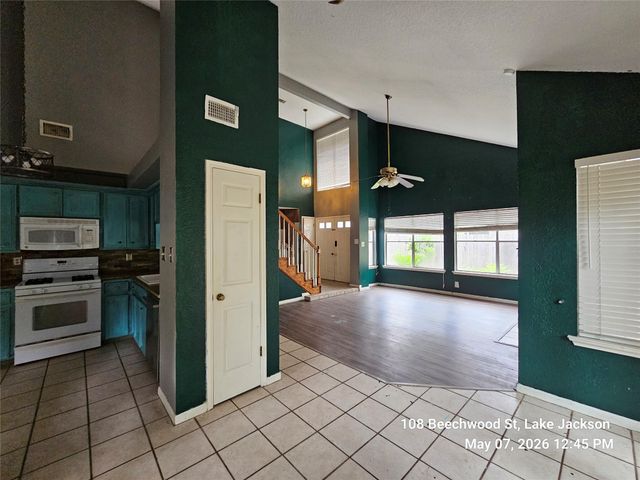 108 Beechwood Street, Lake Jackson, TX 77566