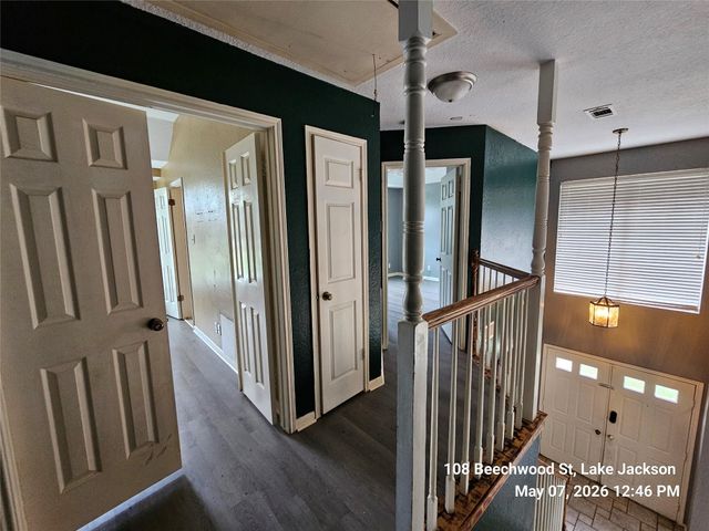 108 Beechwood Street, Lake Jackson, TX 77566