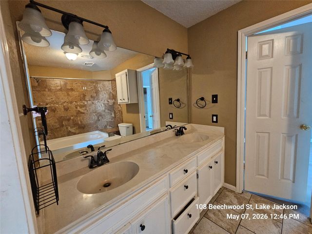 108 Beechwood Street, Lake Jackson, TX 77566