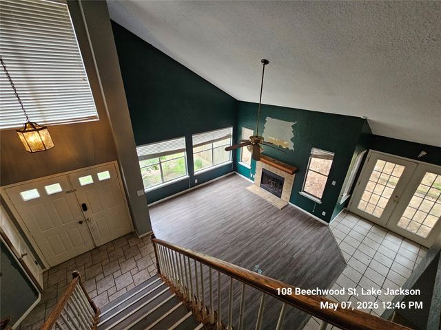 108 Beechwood Street, Lake Jackson, TX 77566