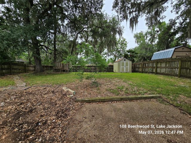 108 Beechwood Street, Lake Jackson, TX 77566