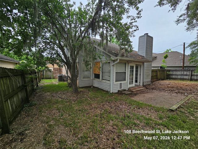 108 Beechwood Street, Lake Jackson, TX 77566