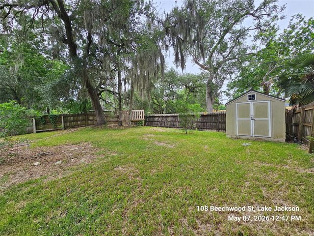 108 Beechwood Street, Lake Jackson, TX 77566