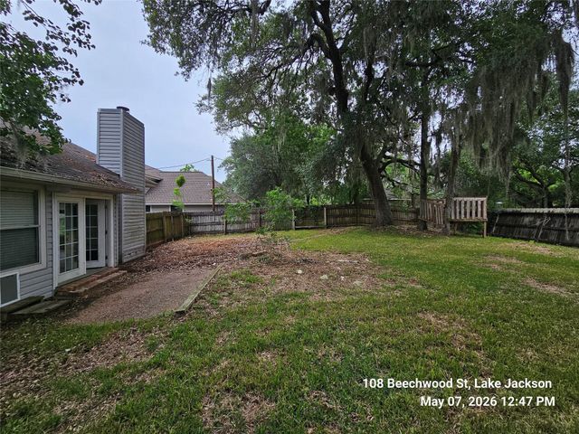 108 Beechwood Street, Lake Jackson, TX 77566
