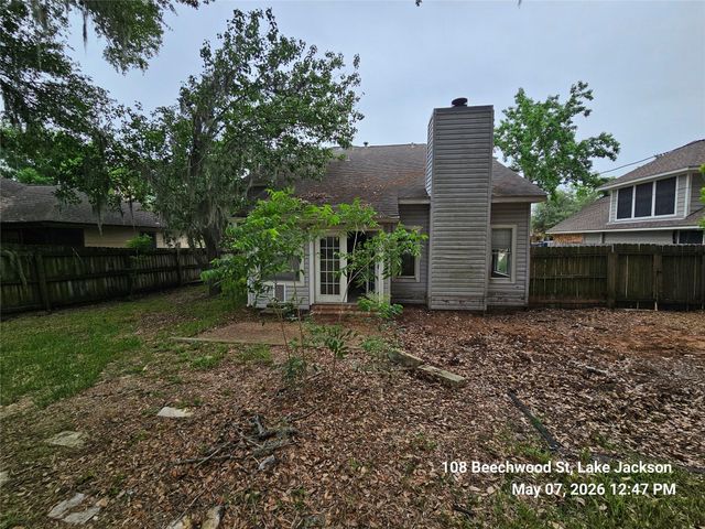 108 Beechwood Street, Lake Jackson, TX 77566