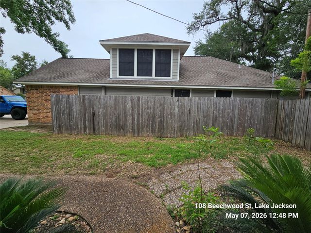 108 Beechwood Street, Lake Jackson, TX 77566