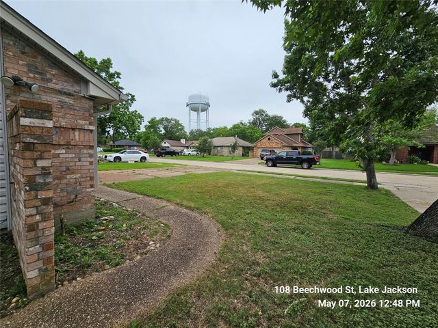 108 Beechwood Street, Lake Jackson, TX 77566