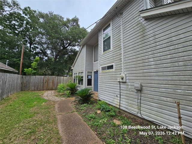 108 Beechwood Street, Lake Jackson, TX 77566