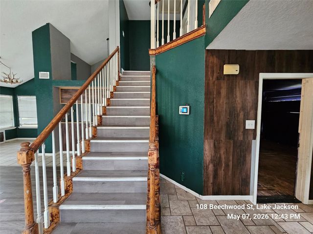 108 Beechwood Street, Lake Jackson, TX 77566