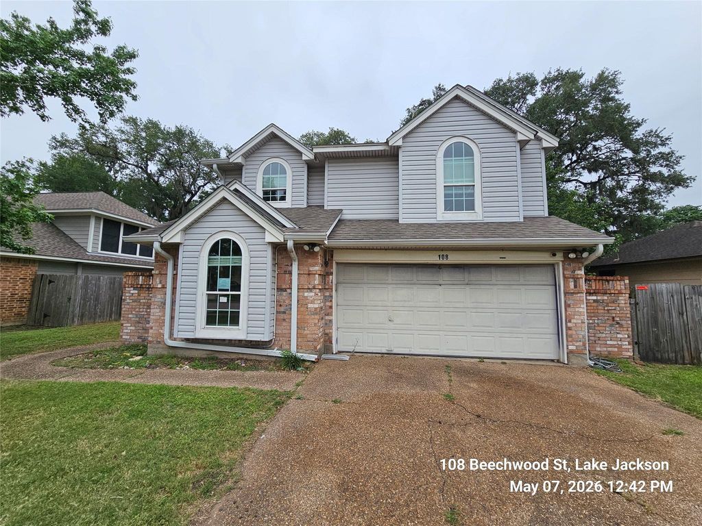 108 Beechwood Street, Lake Jackson, TX 77566