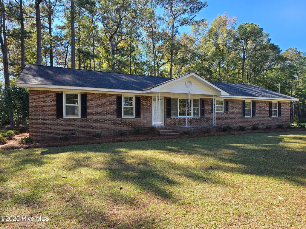 75 Pineland Woods Drive, Whiteville, NC 28472