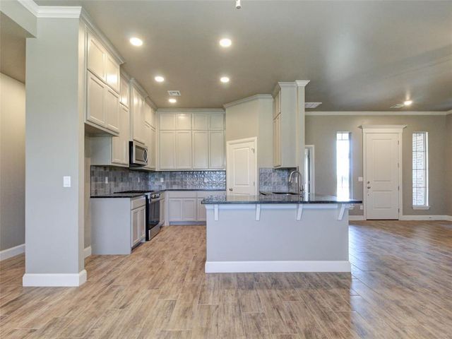 8681 Oak Tree Circle, Edmond, OK 73025