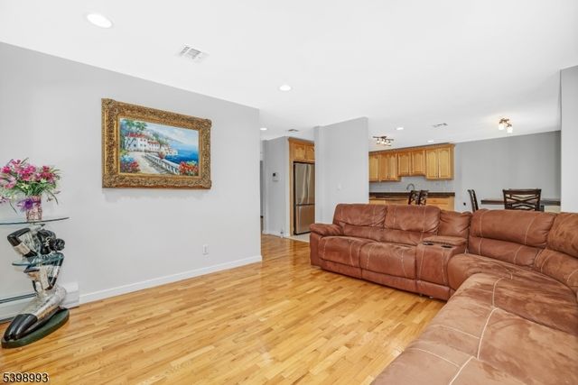 4 Maple Ave, Waldwick Boro, NJ 07463