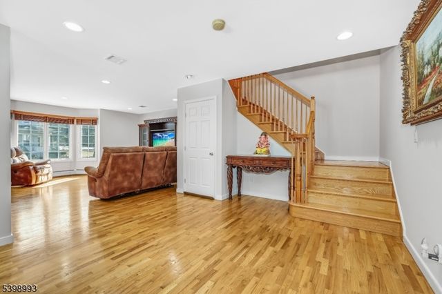 4 Maple Ave, Waldwick Boro, NJ 07463