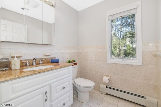 4 Maple Ave, Waldwick Boro, NJ 07463