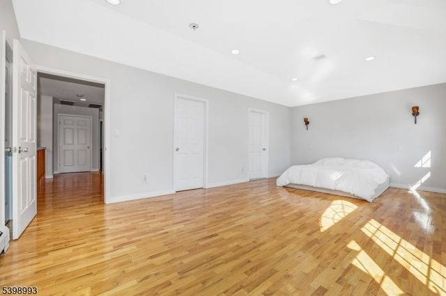 4 Maple Ave, Waldwick Boro, NJ 07463