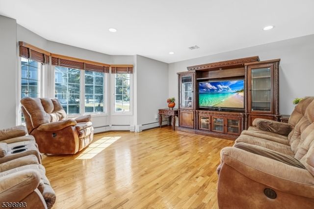 4 Maple Ave, Waldwick Boro, NJ 07463