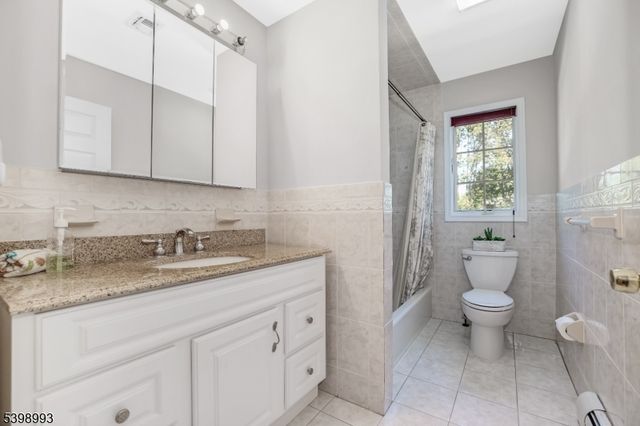 4 Maple Ave, Waldwick Boro, NJ 07463