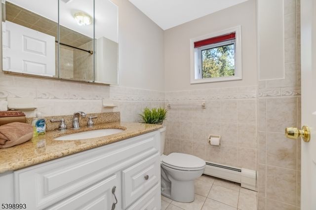 4 Maple Ave, Waldwick Boro, NJ 07463