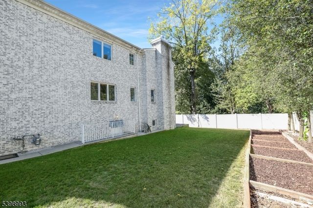 4 Maple Ave, Waldwick Boro, NJ 07463