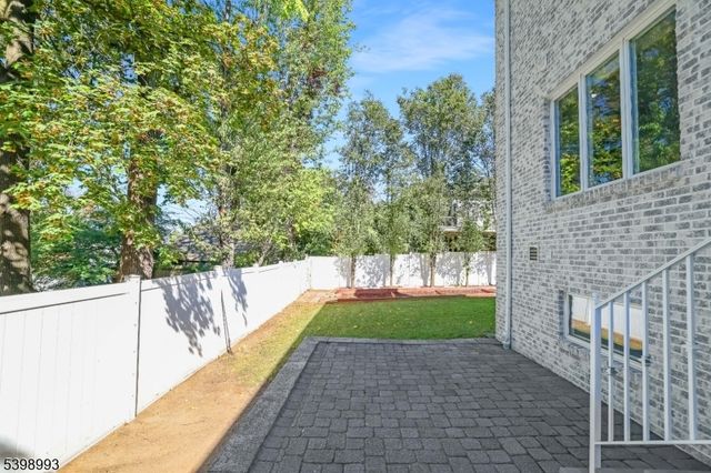 4 Maple Ave, Waldwick Boro, NJ 07463