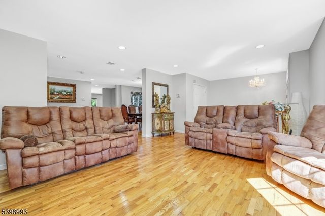 4 Maple Ave, Waldwick Boro, NJ 07463