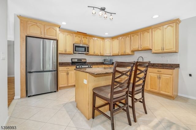 4 Maple Ave, Waldwick Boro, NJ 07463