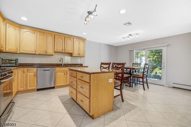 4 Maple Ave, Waldwick Boro, NJ 07463