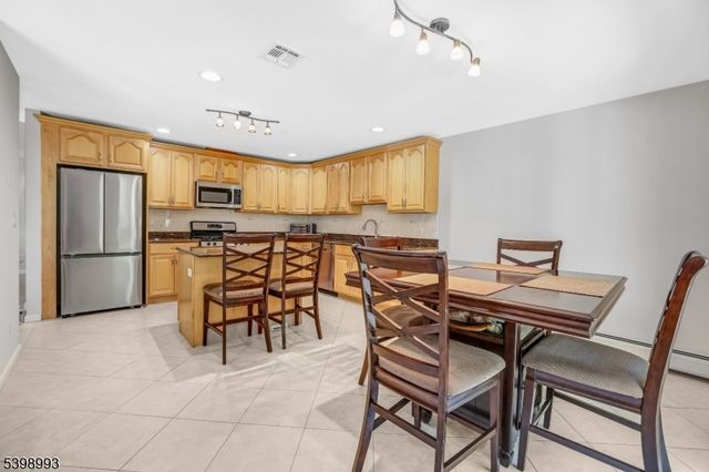 4 Maple Ave, Waldwick Boro, NJ 07463