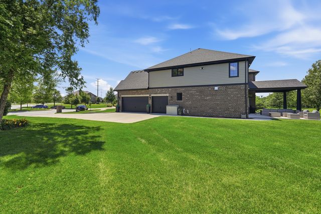 7812 Northwoods Drive, Frankfort, IL 60423