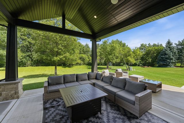 7812 Northwoods Drive, Frankfort, IL 60423