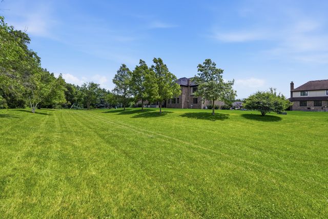 7812 Northwoods Drive, Frankfort, IL 60423
