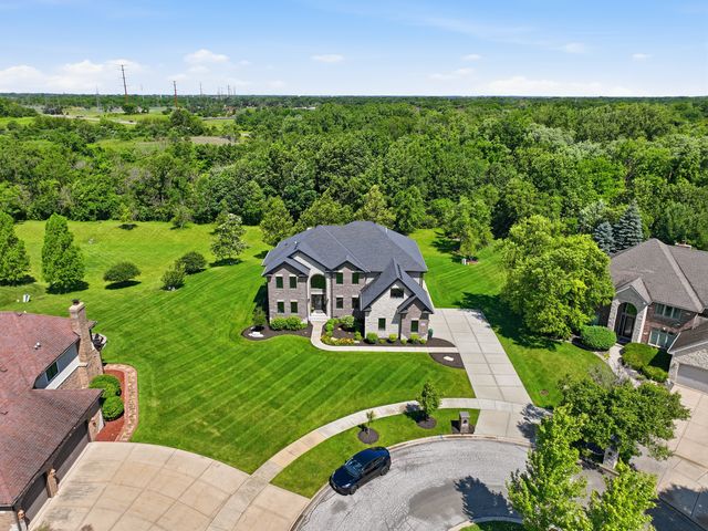 7812 Northwoods Drive, Frankfort, IL 60423