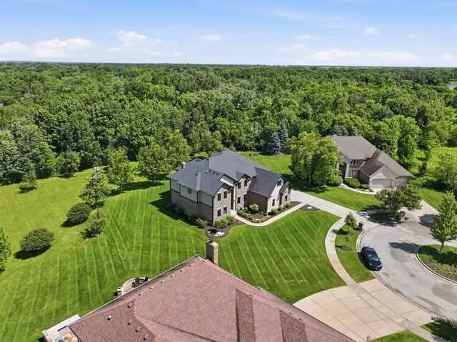 7812 Northwoods Drive, Frankfort, IL 60423