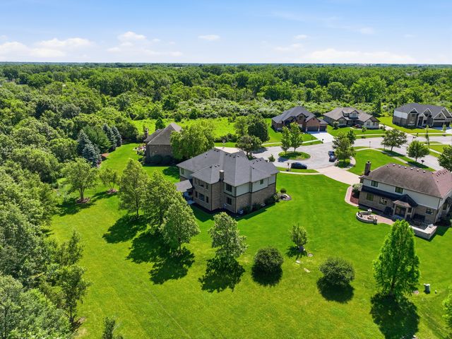 7812 Northwoods Drive, Frankfort, IL 60423