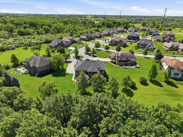 7812 Northwoods Drive, Frankfort, IL 60423
